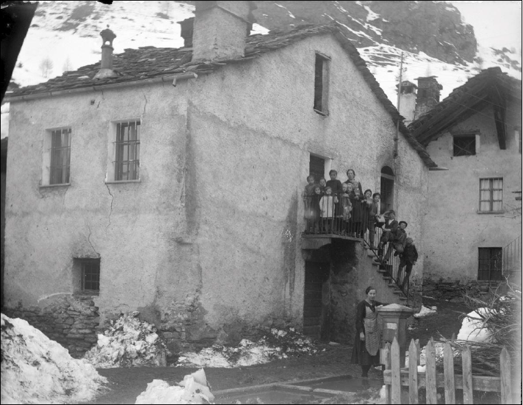 Edificio comunitario (forno, scuola e latteria)_Fondo Thomasset Zaccaria_1953