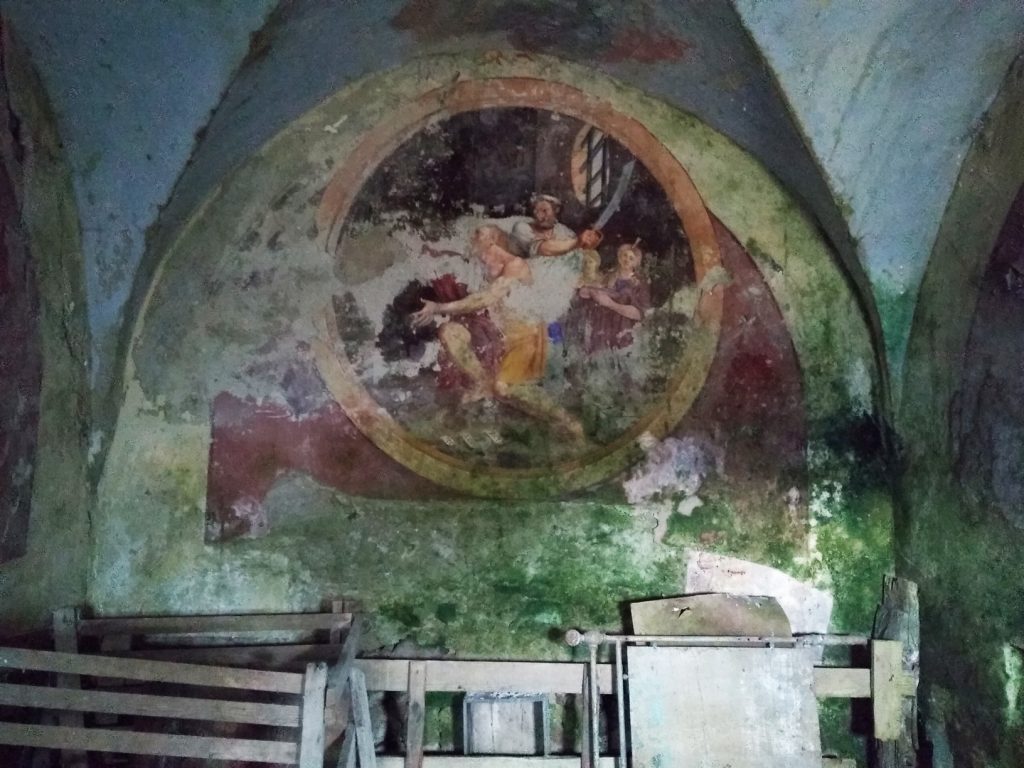 La parete di fondo della cappella di Cevetta